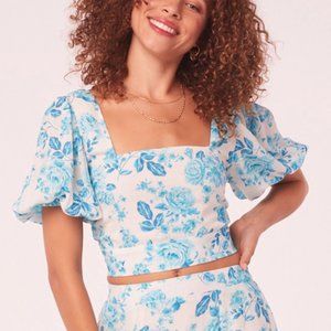 Band of Gypsies Floral blouse w/ keyhole back detail & puffed sleeves. NWT